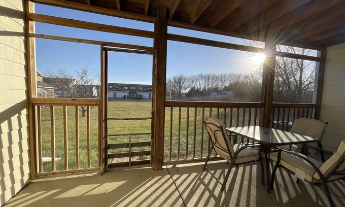 Tea Casa | NO STEPS w/attached garage and screened in patio, NO sales tax with 28 day stay!