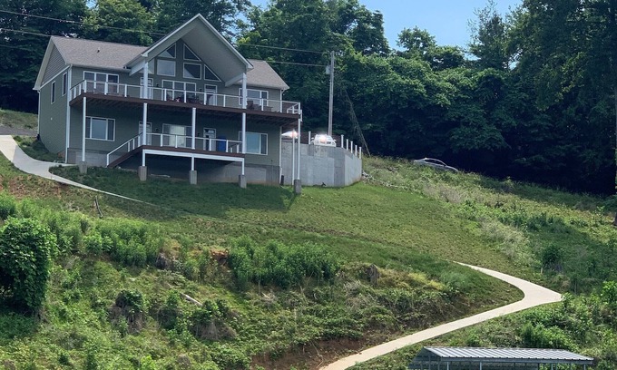 La Follette Casa | ¡Para estrenar! Norris Lakefront Custom Home