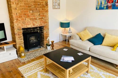 Cowes Casa | No43: Versatile 4BR coastal home with summer house