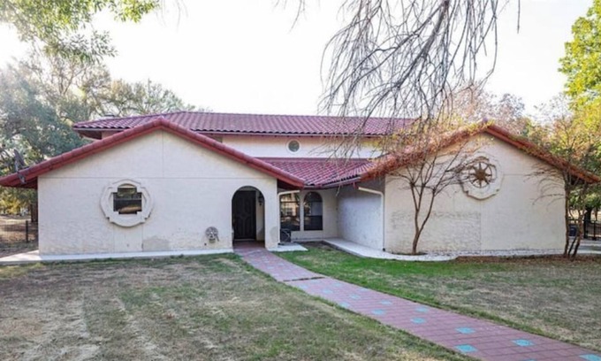 Bartonville Otro | Noah's Ark Rescue Ranch