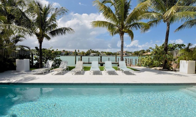 Surfside Casa | NoBeVIP: ¡CASA DE PLAYA de lujo con piscina climatizada y paseo a la playa!