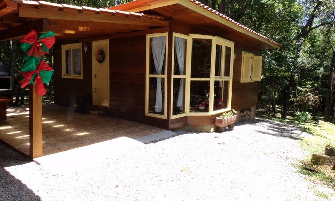 Gramado Chalet De Esquí | # Noble chalet crema en la esquina de la montaña de césped