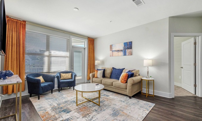 Villa Heights Apartamento | NoDa 2Bdr w/ 2 King beds| Free Parking| Fast-Wi-Fi| Smart TVs| Balcony