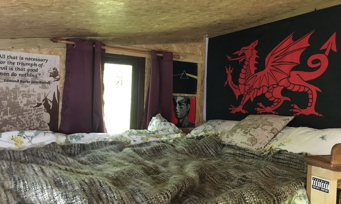 Cowbridge Cabina | Noddfa (refuge/sanctuary) off-grid woodland retreat near ediculture community