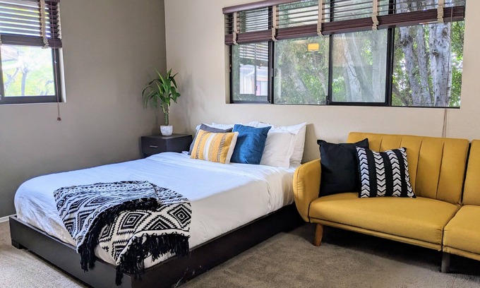 Valley Glen Casa | NoHo & Universal Studios Home 2 BR/2.5 BA