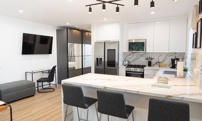 Toluca Lake Apartamento | NOHO URBAN RETREAT: NEWLY REMODELED 1-BEDROOM APT w/ PARKING & EV CHARGER p71