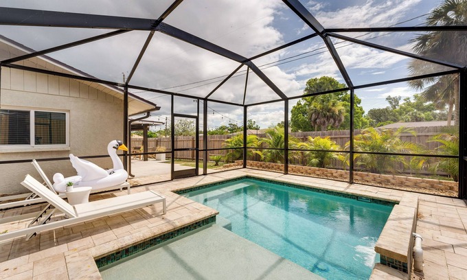 Laurel Casa | Nokomis Home w/ Screened Pool, 3 Mi to Beaches!