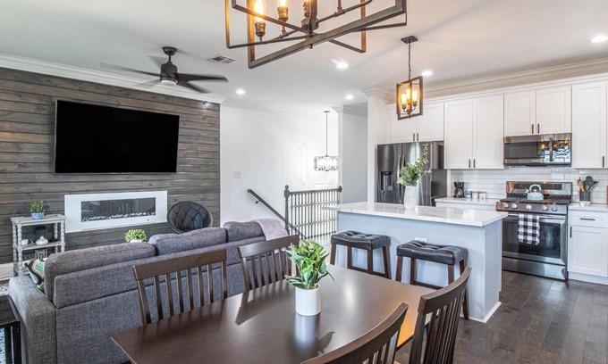 Broadmoor Casa | NOLA Modern Loft 10 min to downtown and French Quarter