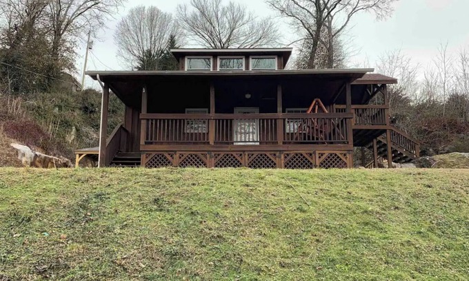 Greeneville Cabina | Nolichuckey River Cabin with hot tub!