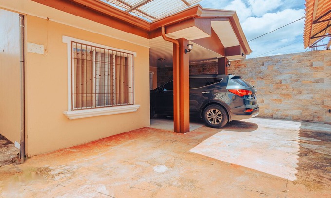 El Tanque Casa | NOMADS IDEAL, COZY VILLAGE IN LA FORTUNA, GATED PARKING