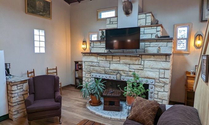Pueblo Cabaña | Non Smoking Renovated Historic Stone Cottage, 5min to the Riverwalk ..