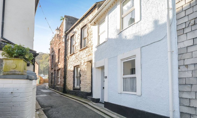 Cawsand Cabaña | Nor Nour - sleeps 6 guests in 3 bedrooms
