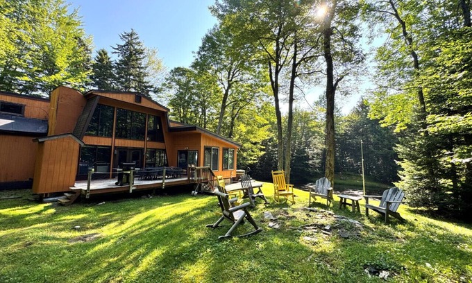 West Dover Casa | Nordic Chalet- Min to Mt Snow and Haystack. Hot tub, Sauna, Pond