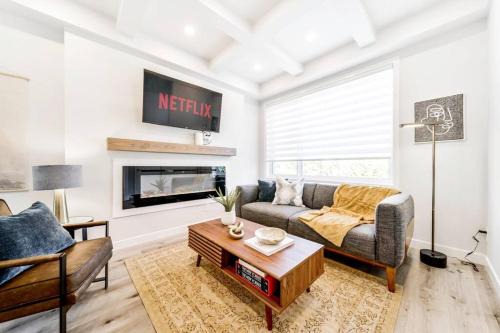 Jasper Place Casa | Nordic Retreat, 4BR, Min to WEM & DT, AirCon & Fireplace, Sleeps 10!