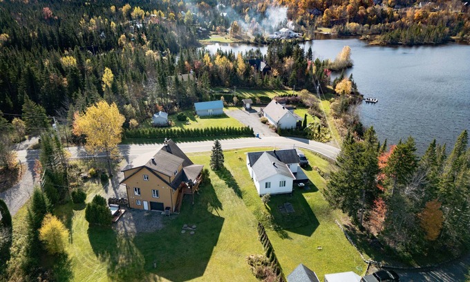 Saint-Brigitte-de-Laval Casa | Nordlys with hot tub - lake access & petfriendly