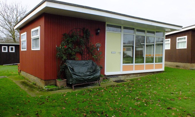 Stalham Chalet De Esquí | Norfolk Broads, Stalham Chalet, Capacidad 4 + 2, Perros, Piscina
