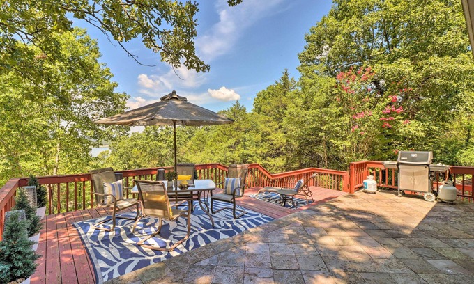 Mountain Home Casa | Norfork Lake Getaway: Deck, 6 Mi to Main St!