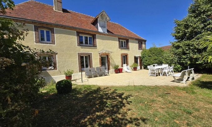 Verneuil-sur-Avre Casa | Family home in Verneuil sur Avre large garden