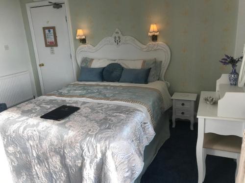 West Cliff Casa | Norman Guest House with Free Parking