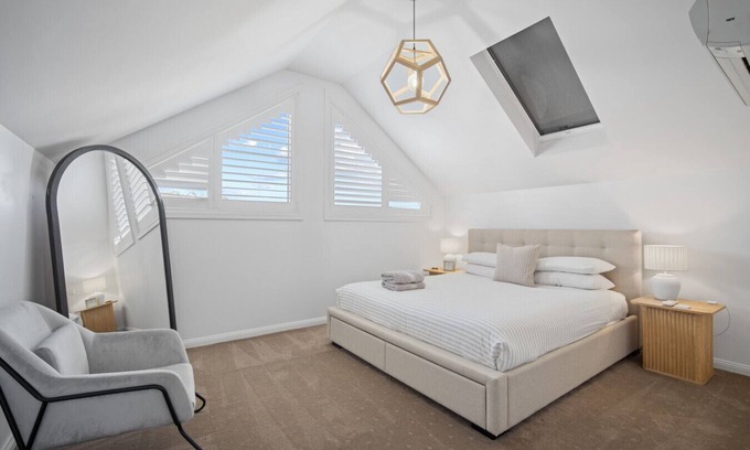 Turvey Park Casa | Norman's Rest - modern 5-bedroom home in Wagga
