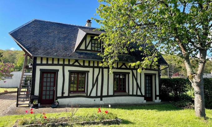 Beaumont-le-Roger Casa | Normandy house with large garden near Paris