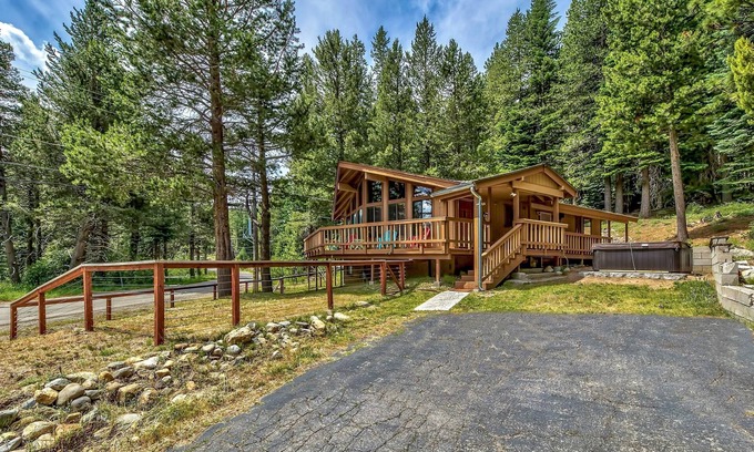 North Upper Truckee Casa | Normuk Mountaintop Home 2 habitaciones, 2 baños completos, ¡mascotas amigables!