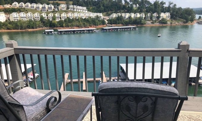 La Follette Condominio | Norris Lake Penthouse At Deerfield with Boat Slip