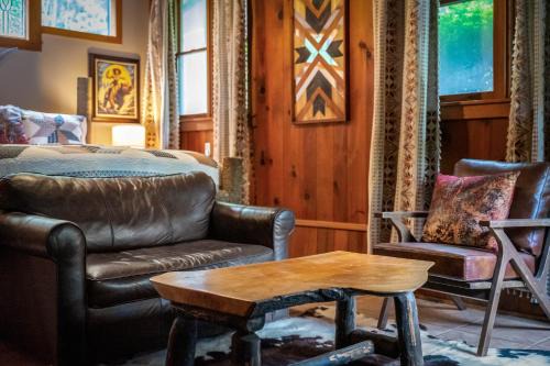 Clarkesville Cabina | North 40 Lodge and Cabin