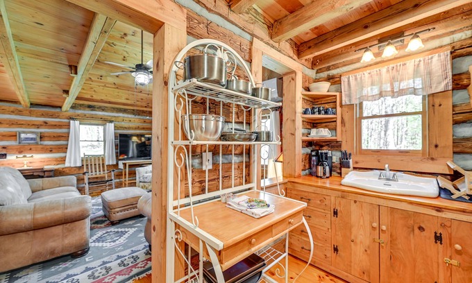 Dobson Cabina | North Carolina Wine Country Cabin w/ Deck
