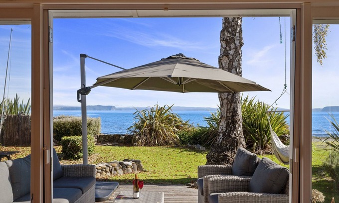 Taupo District Cabaña | North Cole Cottage - Hatepe Lake Front and Pet Friendly Holiday Home