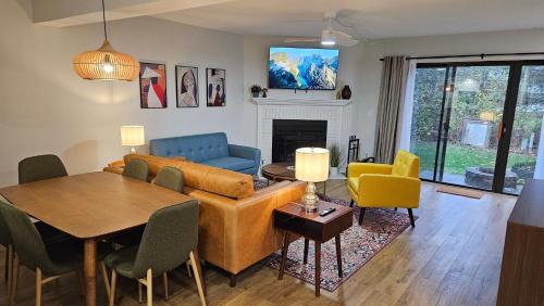 Columbus Casa | North Columbus Townhouse - Central, Updated, Fireplace