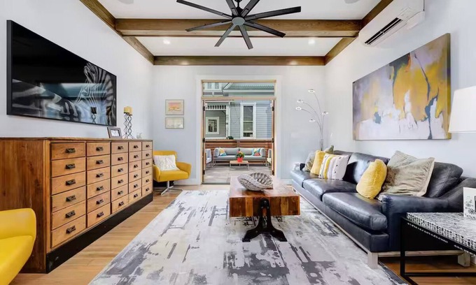North End Casa | North End 5-BR Steps to Hyde Park & Downtown