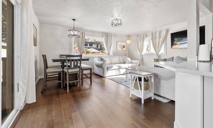 Sunset Casa | North End Gem w/ Hot Tub, Fast Wifi, GameRoom, Fire Pit