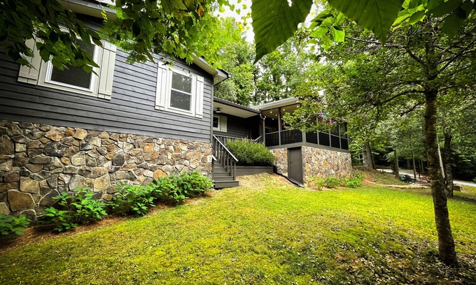 Wiley Casa | North GA, Timpson Cove Cottage. Just a few hundred yards to Lake Burton.