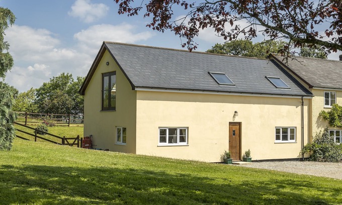 Worlington Cabaña | North Leigh Barn - a mkt - marketing that sleeps 4 guests in 2 bedrooms