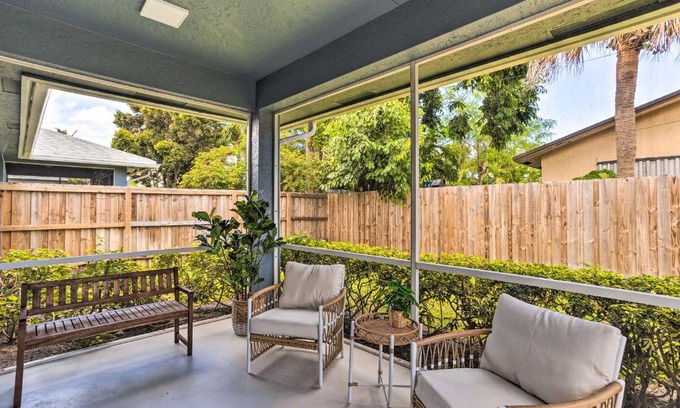 Juno Beach Casa | North Palm Beach Townhome about 2 Mi to Beach!