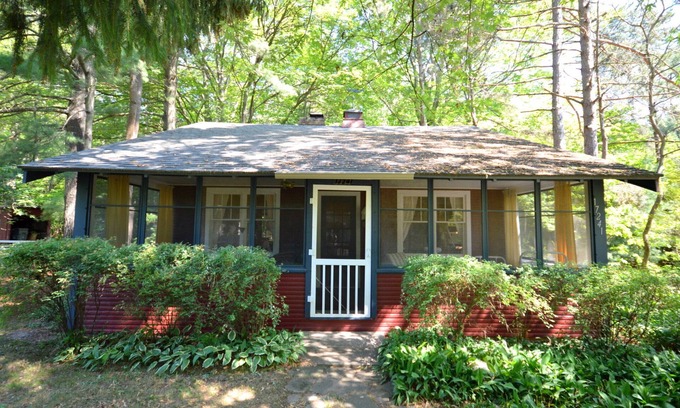 Holland Casa | North Red, a cozy 2-bedroom condo in the heart of Holland, MI, perfect for up to 6 guests.