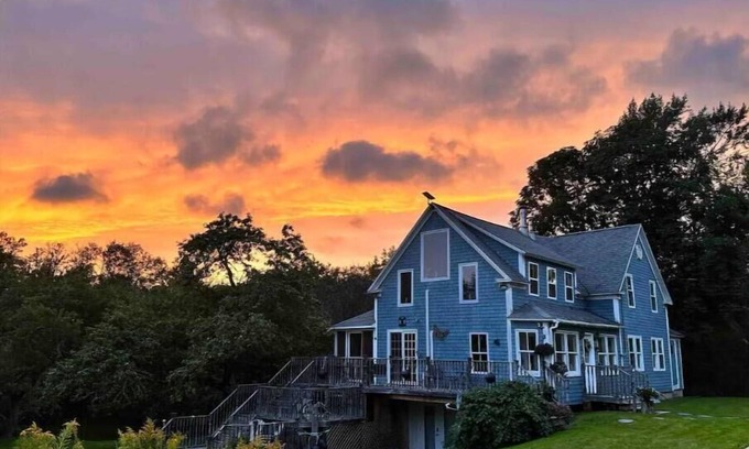 Tarbot Casa | North River Lodge Beautiful Century home with 4 bedrooms and 3 bathrooms