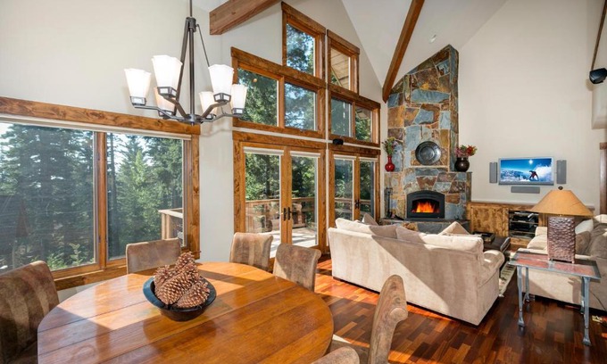 Carnelian Bay Casa | North Shore Bliss by Tahoe Getaways - 3 BR plus loft & Private Hot Tub