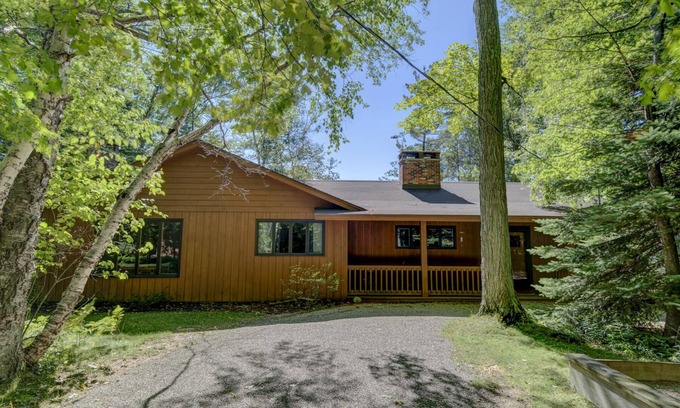 Empire Cabaña | North Shore Little Glen Lake Cottage