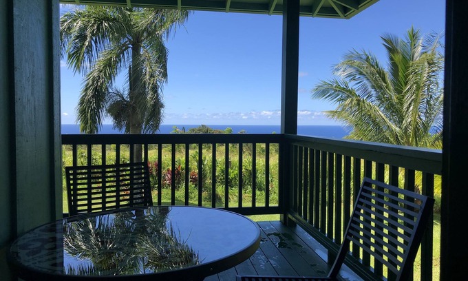 Pauwela Cama Y Desayuno | North shore Maui vista al mar B y B sala 2
