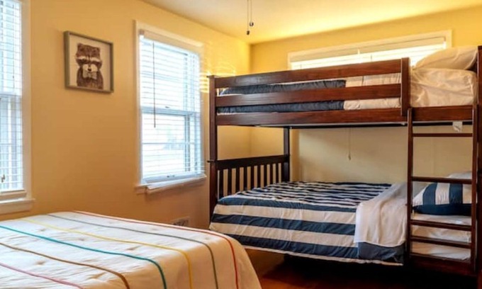Racine Apartamento | NorthBeach Retreat 5BR, short walk to zoo & beach