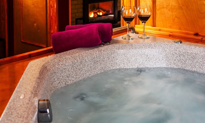 Grayling Cabina | ¡Escapada de parejas de Northern Memories! Abierto 24/7: Jacuzzi / Parrilla / Chimenea / Se aceptan mascotas