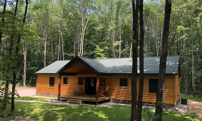Elmira Cabina | Cozy Log Cabin Inn w/Hot Tub & Fire-pit close to Hiking Skiing Snowmobiling Fun!