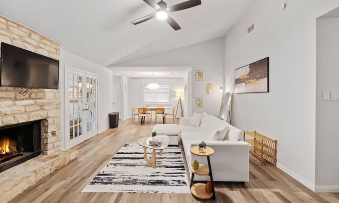 Anderson Mill Village Casa | Northside Stay W King Beds + Grill!