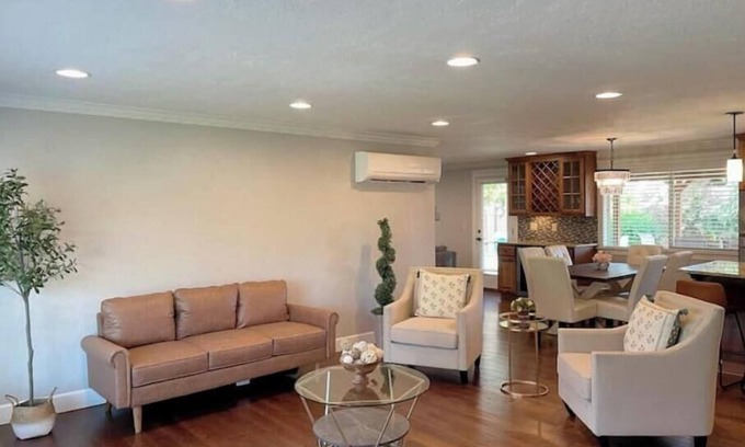 Starcrest Casa | Northwest Gem! King bed, Private fenced backyard