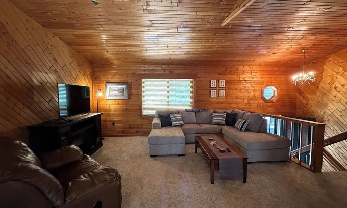 Lake Tomahawk Cabina | Northwoods getaway! Cozy 3-bedroom cabin in peaceful Lake Tomahawk with WiFi.