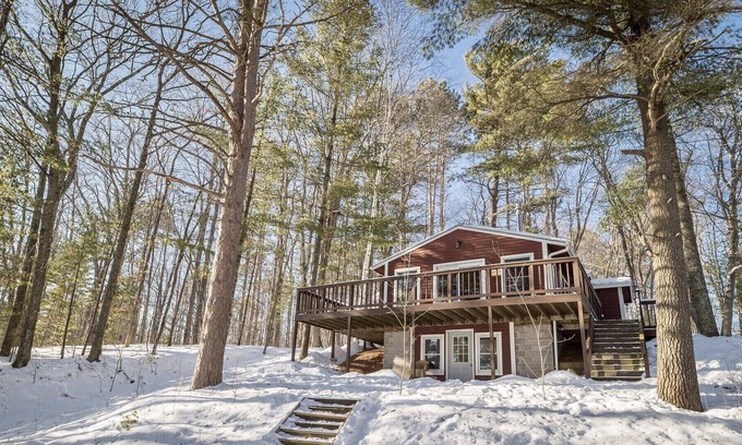 Hayward Cabina | Northwoods Lakefront Retreat! Charming and Inviting Cabin 15 minutes to Hayward.