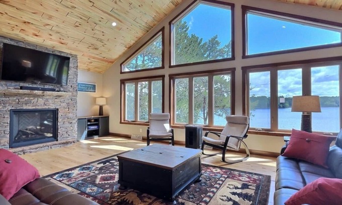 Tomahawk Casa | Northwoods WI Lakefront Cabin 6BR on Lake Nokomis