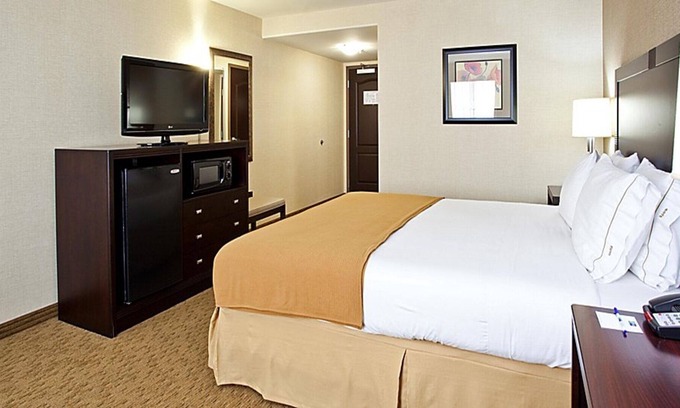 Eagan Casa | Norwood Inn Eagan - Luxury 1 King Jacuzzi with Sofa Bed Oversized Ns